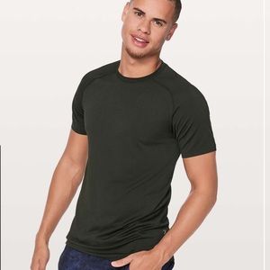 Lululemon men’s metal vent tech shirt - size medium